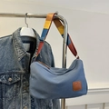 Blaue Canvas-Tasche mit buntem Schultergurt und minimalistischem Vintage-Design - Hellblau