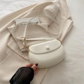 Borsa a sella minimalista beige in ecopelle con fibbia dorata e tracolla sottile - Bianco