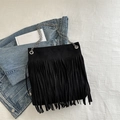 Bolso bandolera bohemio de ante negro con flecos largos y correa de cadena plateada - Negro