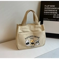 Detailaufnahme der beigen Segeltuch-Tasche mit süßen Comic-Bären und praktischem Vorfach - Khaki