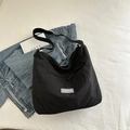 Grote zwarte nylon crossbody tas met FASHION label en verstelbare brede schouderriem - Zwart