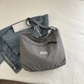 Grote grijze casual draagtas met modlabel op een minimalistische achtergrond - Grijs