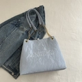 Hellblaue Falten-Tote-Bag mit FASHION-Prägung und goldener Kette für Damen - Blau