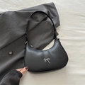 Minimalistische schwarze Halbmond-Tasche mit silberner Schleife und Trageriemen - Schwarz
