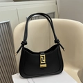 Vintage Hobo-Schultertasche für Damen in Schwarz mit goldener Metallschnalle auf Stuhl - Schwarz