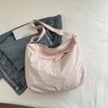 Minimalistische lichtroze nylon crossbodytas met fashiontag en verstelbare riem - Roze