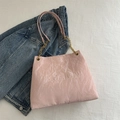Rosa Schultertasche mit goldener Kette und geprägtem FASHION-Schriftzug - Rosa