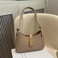 Schicke beige Halbmond-Unterarmtasche mit goldener griechischer Schnalle und Knotengurt - Khaki