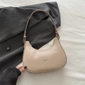 Beige Halbmond-Schultertasche mit silberner Schleife auf strukturiertem Stoff - Khaki