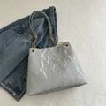 Silbergraue Tragetasche mit Knitteroptik, Kettenriemen und geprägtem Fashion-Logo - Silber