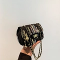 Bolso bandolera negro acolchado con bordados ondulados de colores y cadena dorada - Negro
