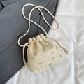 Beige Stroh-Beuteltasche mit Blumenstickerei und weißem Baumwoll-Schultergurt - Weiß