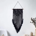 Grande decorazione da parete boho in macramè con piume nere e perle di legno - Arazzo della Foresta Oscura