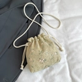 Grüne gewebte Stroh-Beuteltasche mit Blumenstickerei und Kordelzug-Griffen aus Baumwolle - Khaki