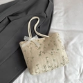 Cremefarbene Strohtasche mit Blumenstickerei und weißer Spitzenschleife - Weiß