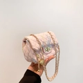 Bolso bandolera rosa acolchado con bordado floral y cadena dorada para mujer - Rosa