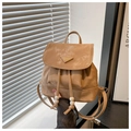 Detalle de la mini mochila de cuero caqui con cierre de cordón y adornos de cuentas de madera - Caqui