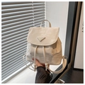 Detalle de mini mochila blanca con cierre de cordón y placa de logo triangular - Blanco