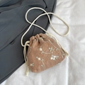 Braune gewebte Beuteltasche mit weißen Blumenstickereien und Baumwoll-Kordelzugband - Braun