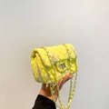 Bolso bandolera amarillo acolchado con rayas tejidas de colores y cadena dorada - Amarillo