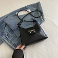 Modische schwarze glänzende Achseltasche aus Leder mit silberner Metallschleife - Schwarz