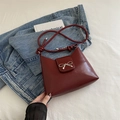 Elegante dunkelrote Schultertasche aus PU-Leder mit silberner Schleife und Knotendetails - Rot