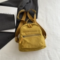 Zaino minimalista in tela giallo senape con spallacci regolabili su uno sfondo elegante - Giallo