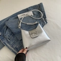 Silberne Mini-Schultertasche mit Metallschleife und geknotetem feinem Riemen - Silber