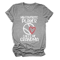 Dettaglio della grafica baseball cuore e scritta grandma sul tessuto della t-shirt - S / Grigio Scuro (Testo Bianco)