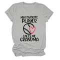 Nahaufnahme des My Favorite Player Calls Me Grandma Baseball-Herz-Aufdrucks auf T-Shirt - Lichtgrau (Schwarzer Text)
