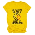 Detail des gelben T-Shirts aus Baumwolle mit Aufdruck My Favorite Player Calls Me Grandma - Gelb (Schwarzer Text)