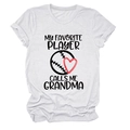 Detail des 'My Favorite Player Calls Me Grandma' Baseball-Aufdrucks auf weißem Baumwoll-T-Shirt - Weiß (Schwarzer Text)