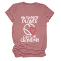 Detail eines altrosafarbenen T-Shirts mit Baseball-Grafik und Grandma-Schriftzug - Roségold (Weißen Text)