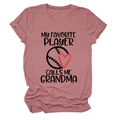 Detail eines malvenfarbenen T-Shirts mit My Favorite Player Calls Me Grandma Aufdruck - Roségold (Schwarzer Text)