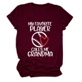 Detail eines burgunderroten T-Shirts mit Baseball-Grafik und Grandma-Text - Weinrot (Weißen Text)