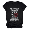 Detailansicht des My Favorite Player Calls Me Grandma Aufdrucks auf schwarzem T-Shirt - Schwarz (Weißen Text)