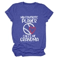 Detail eines königsblauen Baseball-T-Shirts mit Aufdruck My Favorite Player Calls Me Grandma - Retro Blau (Weißen Text)