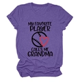Detail eines lila Baumwoll-T-Shirts mit Aufdruck My Favorite Player Calls Me Grandma - Lila (Schwarzer Text)