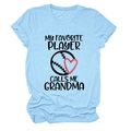 Detail eines hellblauen T-Shirts mit My Favorite Player Calls Me Grandma Baseball-Aufdruck - Hellblau (Schwarzer Text)