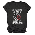 Detail der My Favorite Player Calls Me Grandma Baseball-Grafik auf dunkelgrauem T-Shirt - Anthrazit Melange (Weißen Text)