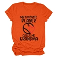 Nahaufnahme des orangefarbenen Baumwoll-T-Shirts mit My Favorite Player Calls Me Grandma Print - Orange (Schwarzer Text)