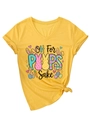 Dettaglio della t-shirt gialla con scollo a V, grafica pasquale e nodo alla moda sul fondo - S / Giallo (Grafica di Pasqua)