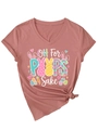 Gros plan sur le t-shirt col V rouge brique avec imprimé lapin et œufs de Pâques - S / Or Rose (Graphique de Pâques)