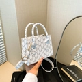 Mini borsa quadrata retrò bianca con stampa di lettere grigie e dettagli dorati - Bianco
