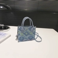 Blaue Denim Umhängetasche mit ausgefranstem Stern-Patchwork und zwei Tragegriffen - Sternenblau