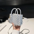 Mini borsa tote bianca con stampa di lettere M grigie e tracolla regolabile - Bianco