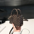 Mini borsa tote marrone con motivo a lettere M e dettagli in metallo dorato - Marrone