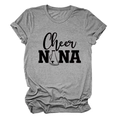 Dettaglio della t-shirt grigia a maniche corte con grafica Cheer NANA nera e megafono - S / Grigio Scuro (Font Nero)