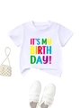 Platte weergave van wit katoenen verjaardags-T-shirt met accessoires en witte sneakers - 90cm / Wit