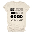 Dettaglio della stampa 'Believe there is good' su una t-shirt beige a girocollo - S / Sabbia (Carattere Nero)